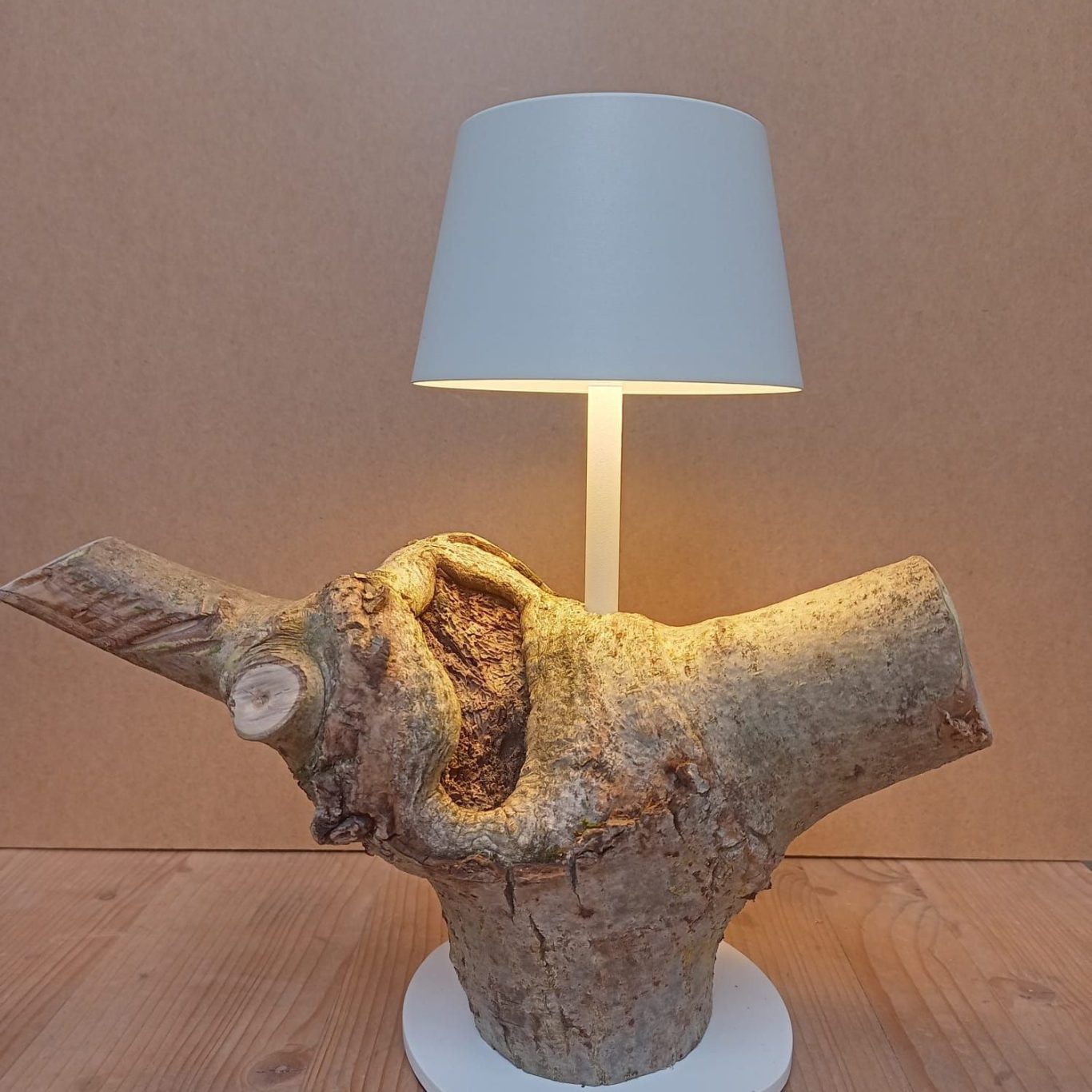 Holzlampe in Form eines Baumes mit modernem Lampenschirm.